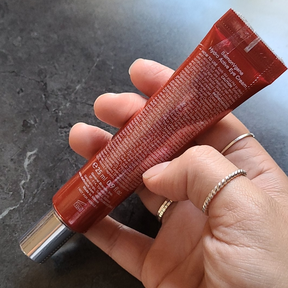 Salmon VGENE eye cream